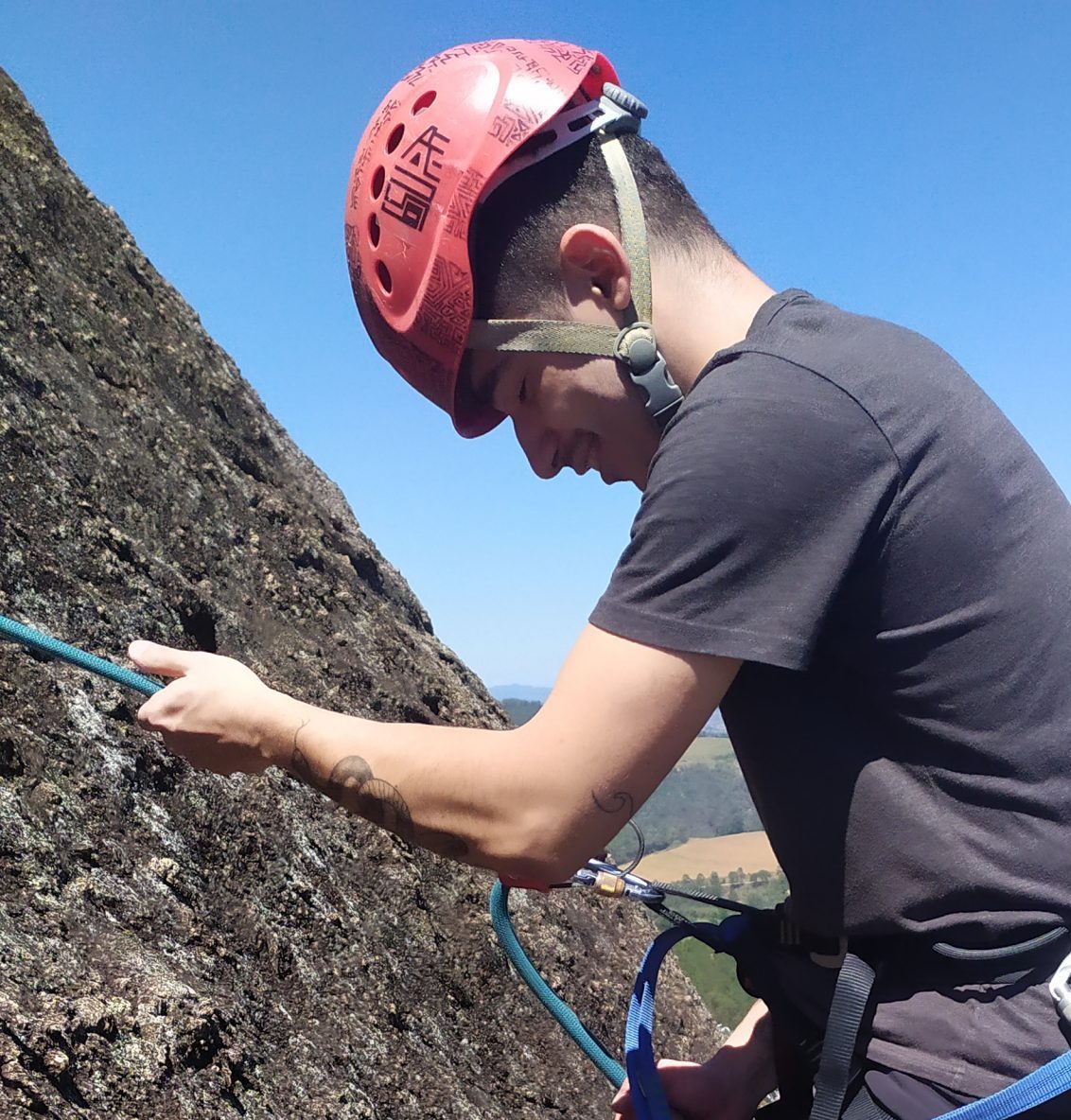 Aluno do curso de escalada guiada