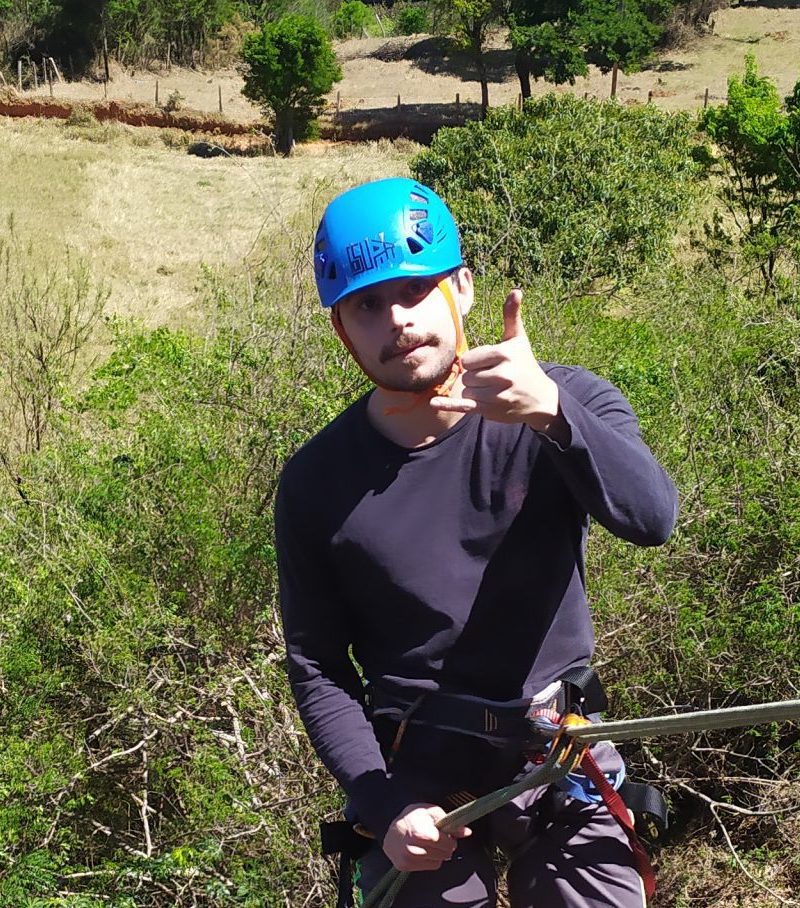 Aluno curso de escalada guiada